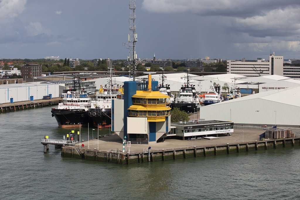 europoort maasvlakte rotterdam botlek haven scheepvaart industrie fabrieken marine transport overslag terminal portlantis ferry centrale